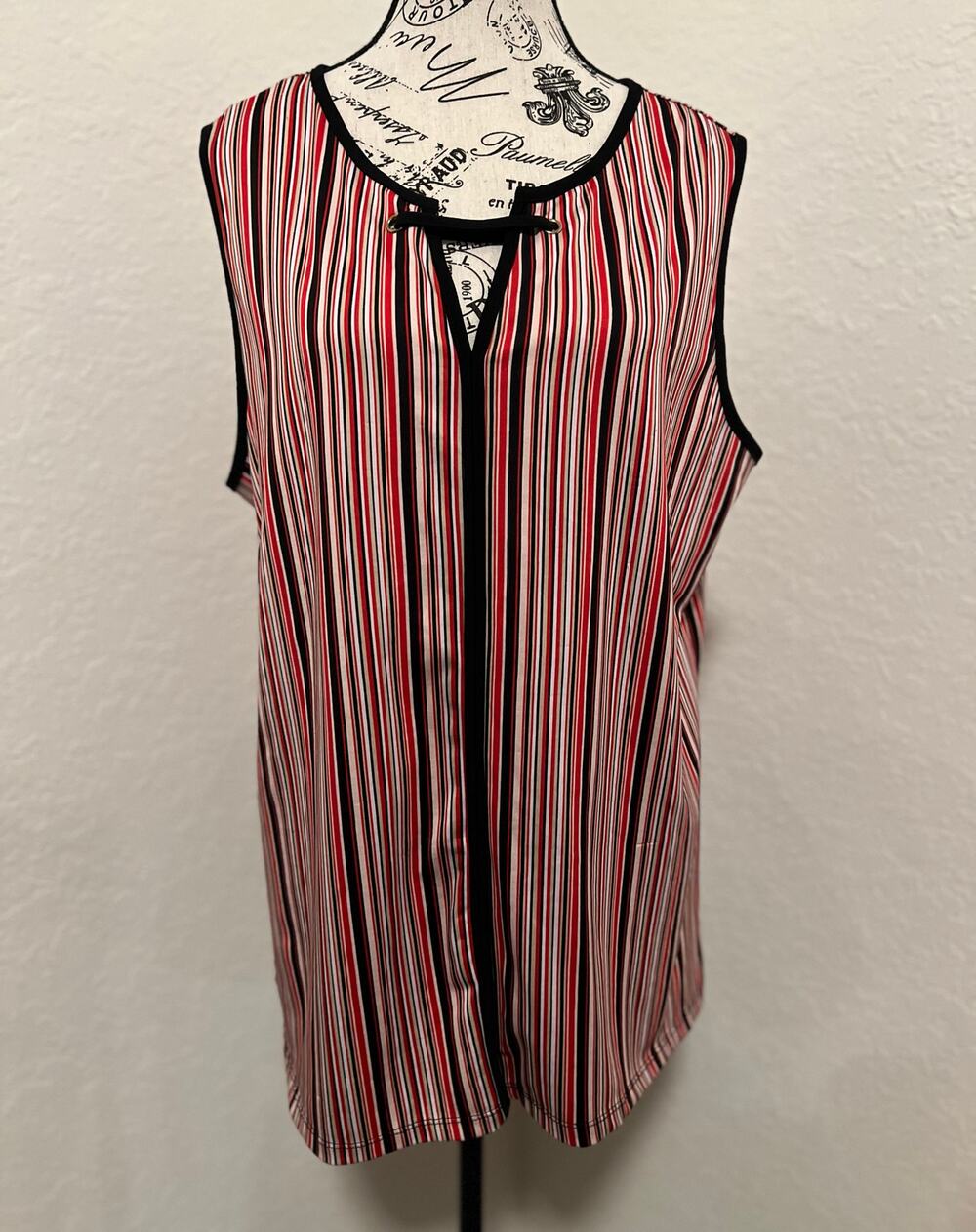 Women’s Sleeveless Pullover Blouse V-neck Decorative Front Eyelet Size 1X Stripe